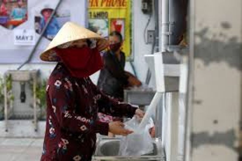 'Rice ATM' feeds Vietnam's poor during lockdown