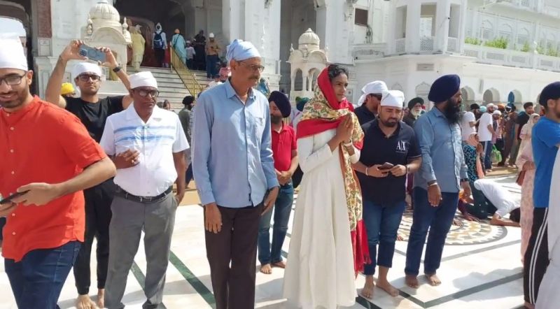 Indian Badminton Star PV Sindhu Pays Obeisance at Golden Temple in Amritsar