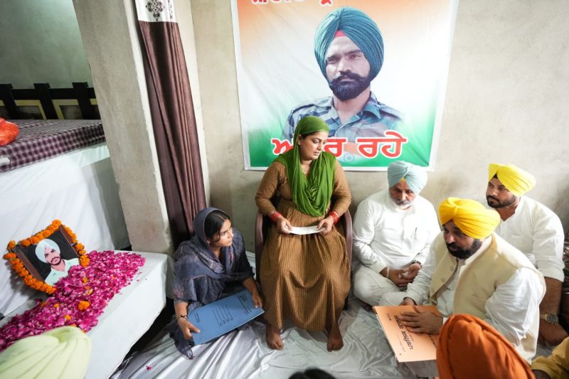 Punjab CM Bhagwant Mann Grants Rs 1 Crore Aid to Families of Anantnag Martyred Soldiers
