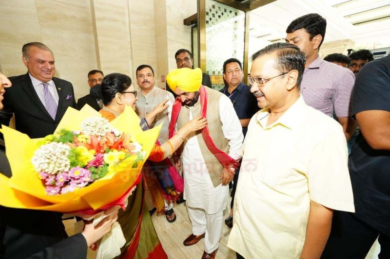 Punjab Chief Minister Bhagwant Mann and Delhi Chief Minister Arvind Kejriwal reached Chennai. They received warm welcome by Tamil Nadu CM MK Stalin and party workers.
