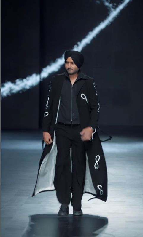 Ex-Cricketer Harbhajan Singh, Takes Center Stage with Sardari-style Ramp Walk at Lakme Fashion Week