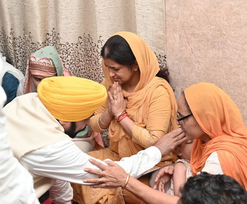 Punjab CM Bhagwant Mann Grants Rs 1 Crore Aid to Families of Anantnag Martyred Soldiers
