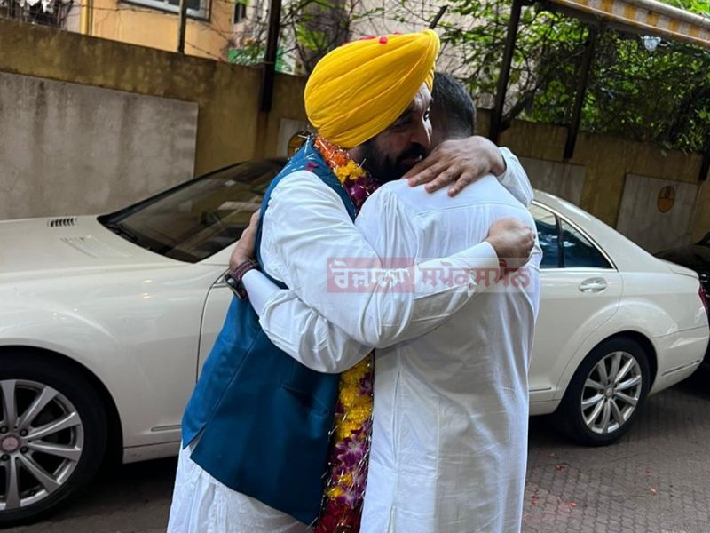 Bollywood's Famous Singer Sukhwinder Singh Welcomed CM Bhagwant Mann with traditional customs at his Home
