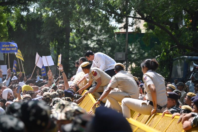 AAP Staged Protest in Delhi against the arrest of Rajya Sabha member Sanjay Singh