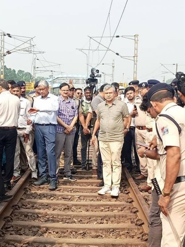 Odisha Train Collision: Railway Minister Ashwini Vaishnaw reached the Accident Site

