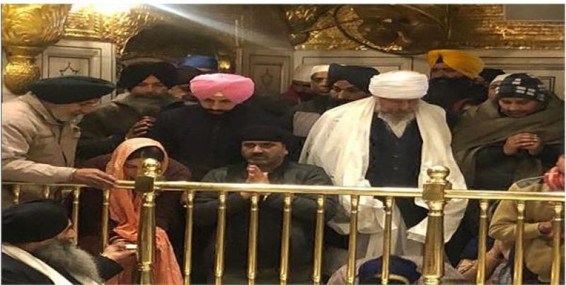 Gurdas Maan's son and daughter-in-law bowed in Sri Harimandir

