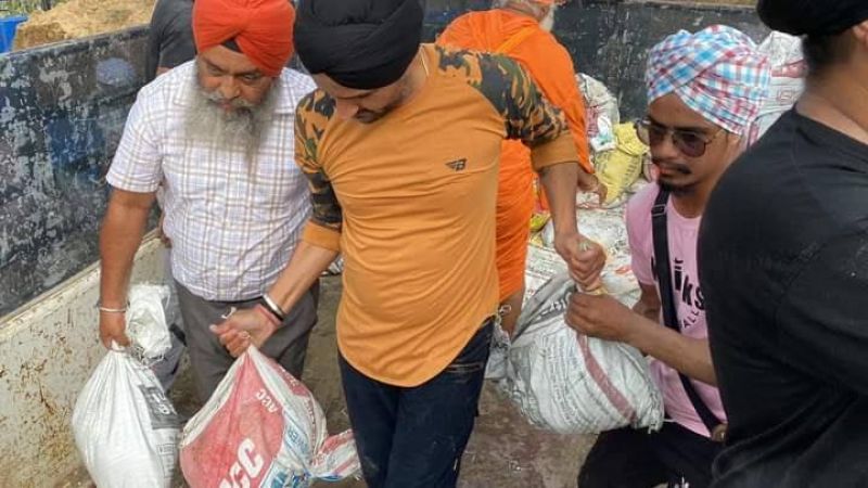 MP Harbhajan Singh's Hands-On Efforts: Assisting in Dhusi Dam Embankment by Lifting Sacks of Soil
