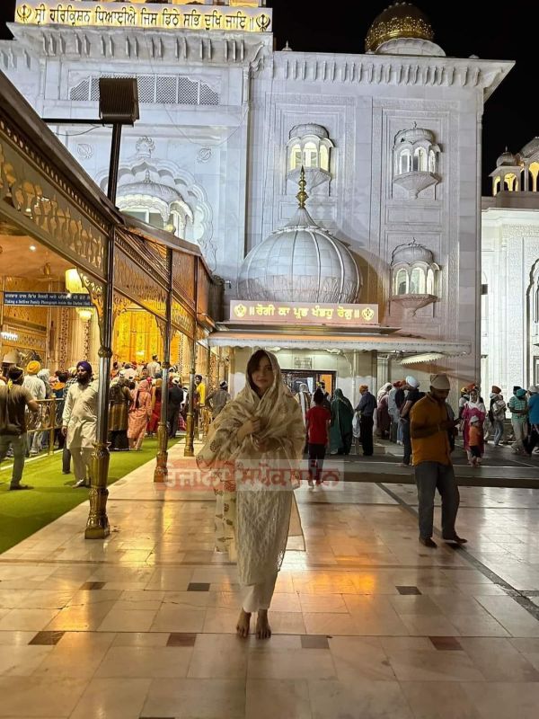 Bollywood Actor Neha Sharma & Nawazuddin Siddiqui Pays Obeisance at a Gurdwara ahead of 'Jogira Sara Ra Ra' Release 
