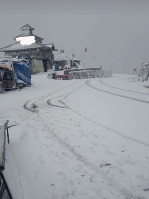 Heavy Snowfall Delights Tourists in Jammu and Kashmir: Captivating Pics Emerge