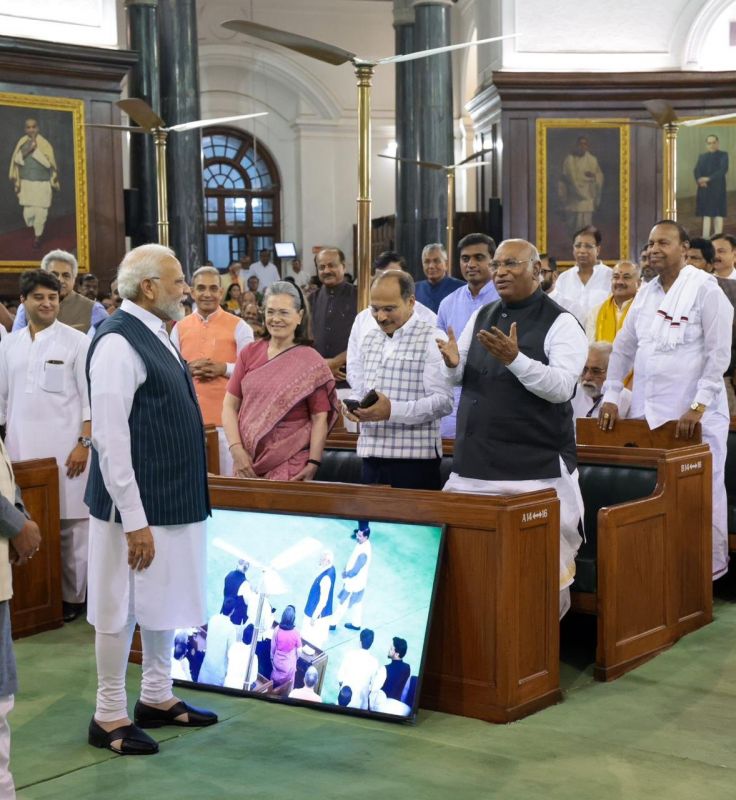 PM Modi Interacted with opposition leaders on 1st day of Parliament Special Session