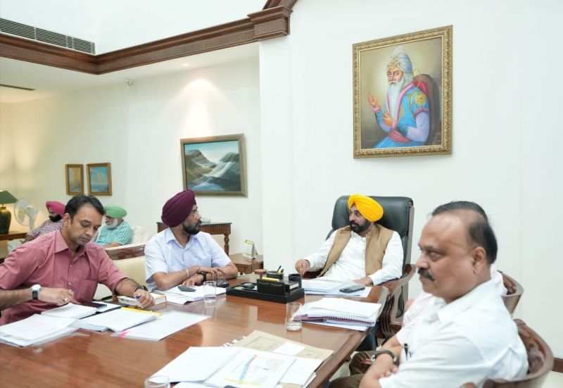  Punjab CM Bhagwant Mann Holds Meeting with officers of Civil Aviation Department