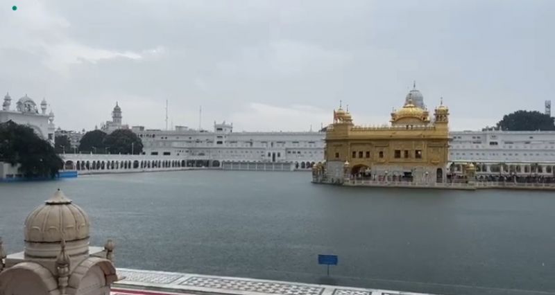 Captivating View at Golden Temple in the Drizzling Rain – A Must-See! 