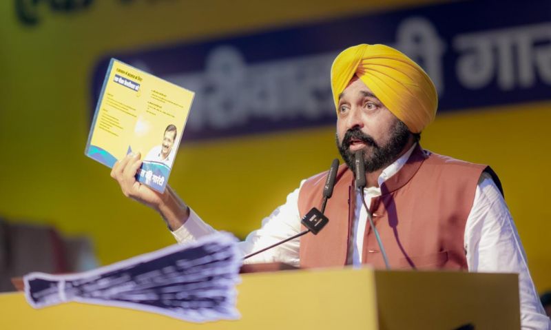 Punjab Chief Minister Bhagwant Mann, Delhi Chief Minister and AAP Convener Arvind Kejriwal addressed a public meeting in Jaipur. CM Bhagwant Mann said- 'Politics of Revolution & Guarantees have made a special place in the hearts of people in the country.' 
