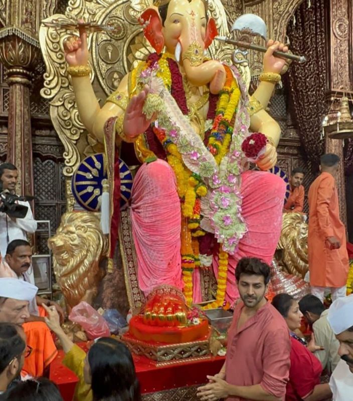 In Pics: Celebrities Visits Lalbaugcha Raja to Seek Blessings