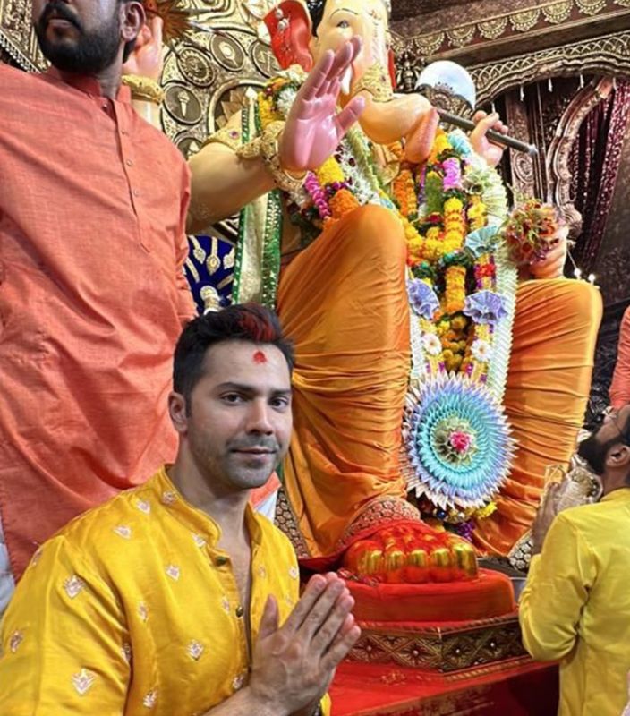 In Pics: Celebrities Visits Lalbaugcha Raja to Seek Blessings