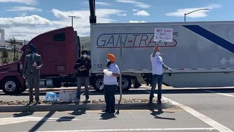 Sikhs Giving Food To Truck Drivers In America 