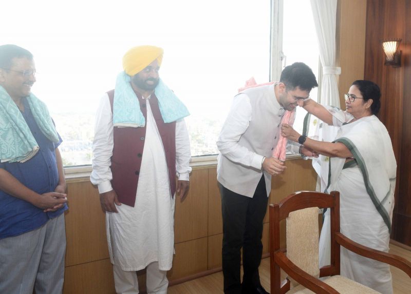 Delhi CM Kejriwal, CM Mann & MP Raghav Chadha Meets West Bengal CM Mamta Banerjee
