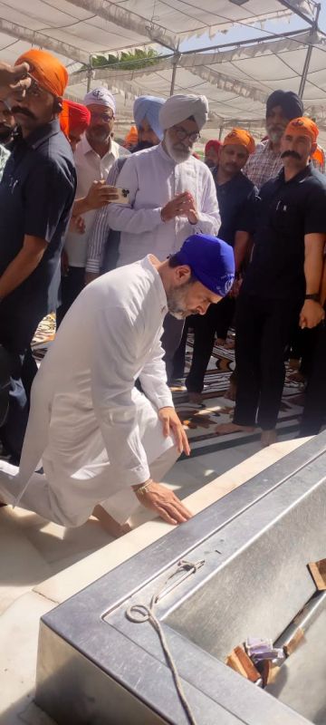 Congress Leader Rahul Gandhi Pays Obeisance at Golden Temple, Amritsar