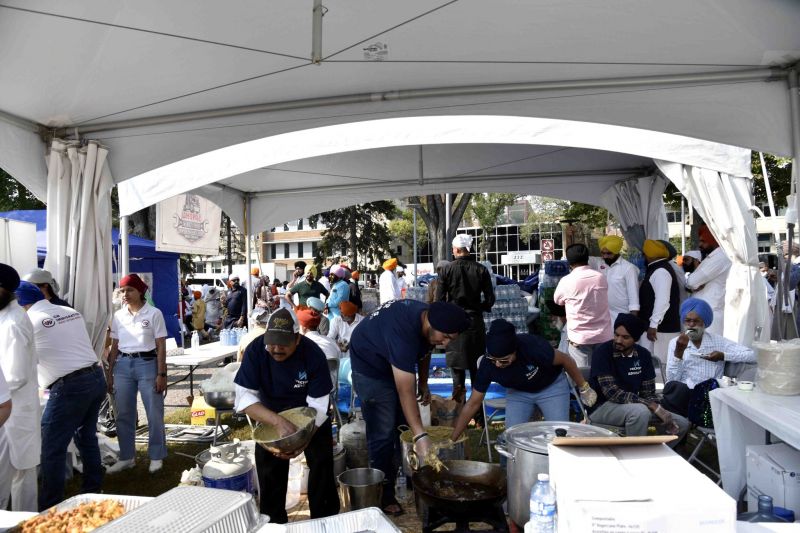 Massive Nagar kirtan was taken out in Winnipeg city of Canada to Mark 419th Prakash Purab of Dhan Sri Guru Granth Sahib Ji. 'Langar' was organised for the people. Foreigners attended the event wearing turban. See Pics.
