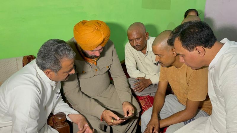 Navjot Sidhu reached Lakhimpur Khiri and started hunger strike at journalist Raman's house 