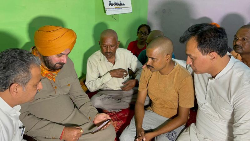 Navjot Sidhu reached Lakhimpur Khiri and started hunger strike at journalist Raman's house 