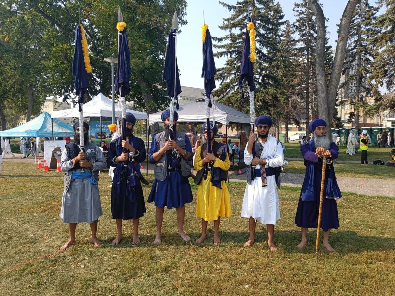 Massive Nagar kirtan was taken out in Winnipeg city of Canada to Mark 419th Prakash Purab of Dhan Sri Guru Granth Sahib Ji. 'Langar' was organised for the people. Foreigners attended the event wearing turban. See Pics.
