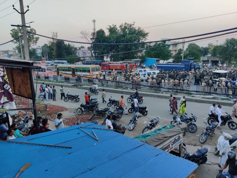 Police Lathicharge Protesting Farmers in Kurukshetra, Farmers blocked Delhi-Amritsar National Highway in Kurukshetra in a protest against the Haryana govt’s decision to not buy sunflower seeds at MSP
