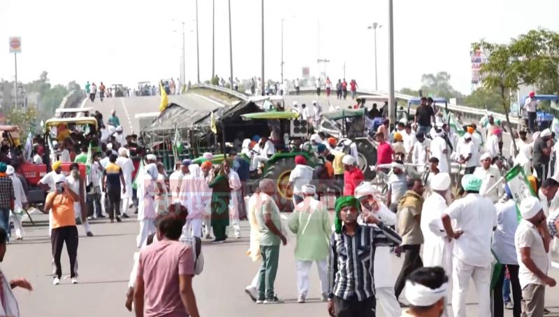 Haryana: After talks with the government failed in Kurukshetra, Farmers blocked Jammu-Delhi National Highway near Pipli
