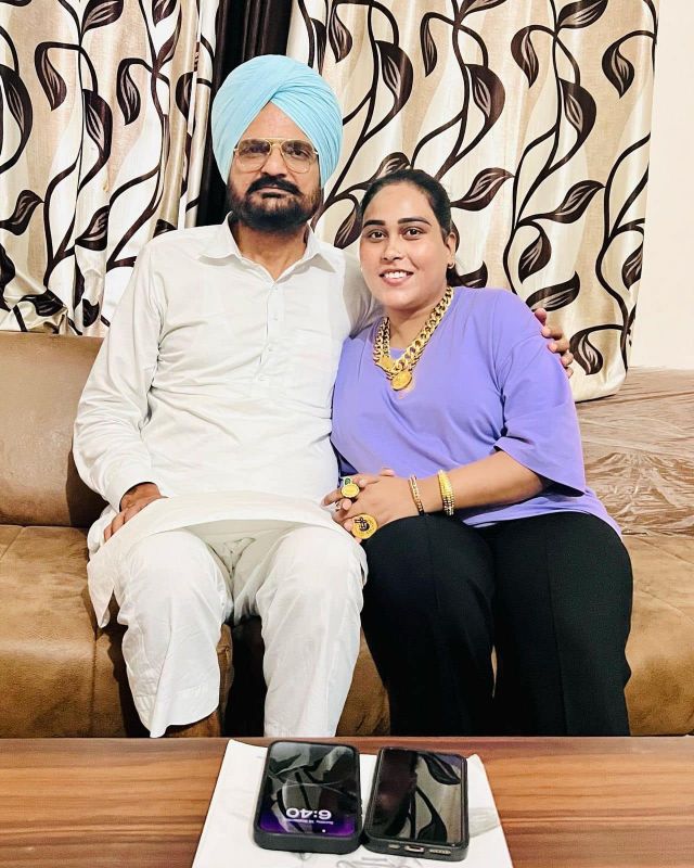 In Pics: Sister Afsana Khan Reached Late Brother Sidhu Moose Wala's Residence, Meets Father Balkaur Singh
