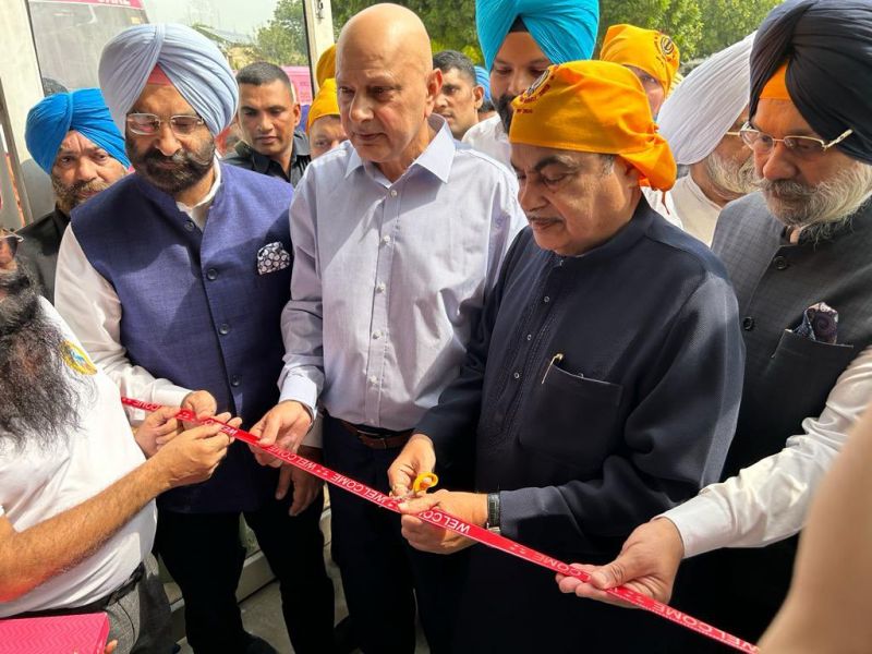 Union Minister Nitin Gadkari Pays Obeisance at Gurudwara Shri Rakab Ganj Sahib. Inaugurated the free cancer care and eye checkup camp. Chairman of National Minority Commission Iqbal Singh Lalpura was also present on the occasion. 
