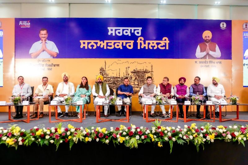 Punjab Chief Minister Bhagwant Mann announces to promote Industrialization in border districts of the state. The First Government-Industrialist Meeting was organized in Amritsar. AAP Convener and Delhi CM Arvind Kejriwal was also present on the occasion.