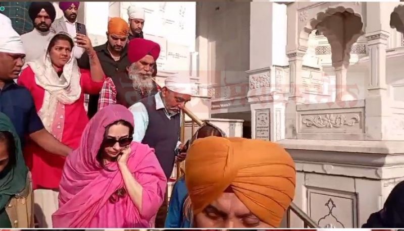 Bollywood Star Karisma Kapoor paid obeisance at Golden Temple in Amritsar