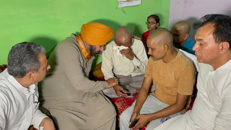 Navjot Sidhu reached Lakhimpur Khiri and started hunger strike at journalist Raman's house 