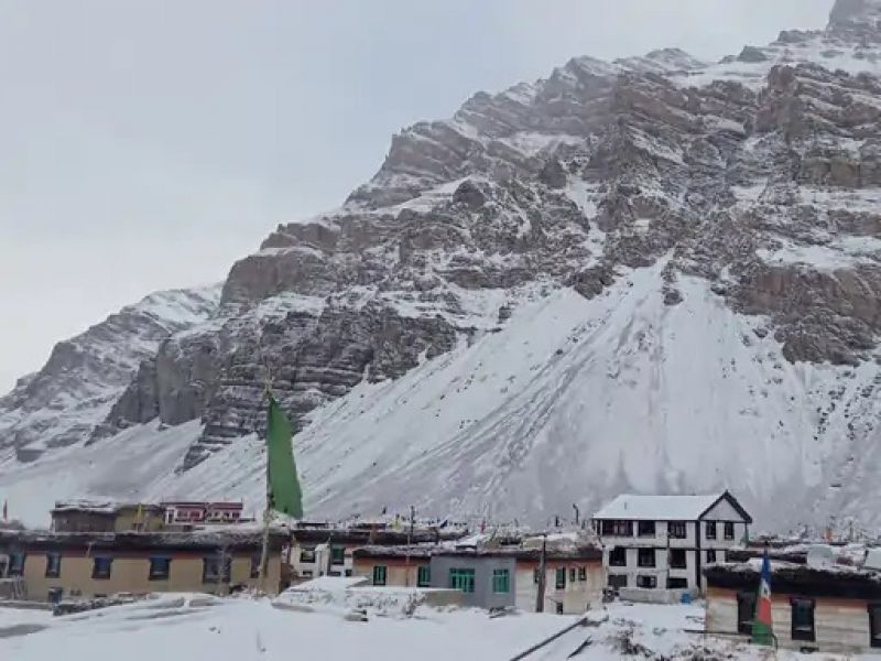 Aesthetic: Snow Glitters on Himachal Pradesh Mountains, See Pics 

