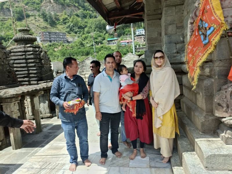 Bollywood Actress Preity Zinta & Hubby Gene Goodenough Pays Obeisance at Hatkoti temple in Himachal Pradesh during IPL 
