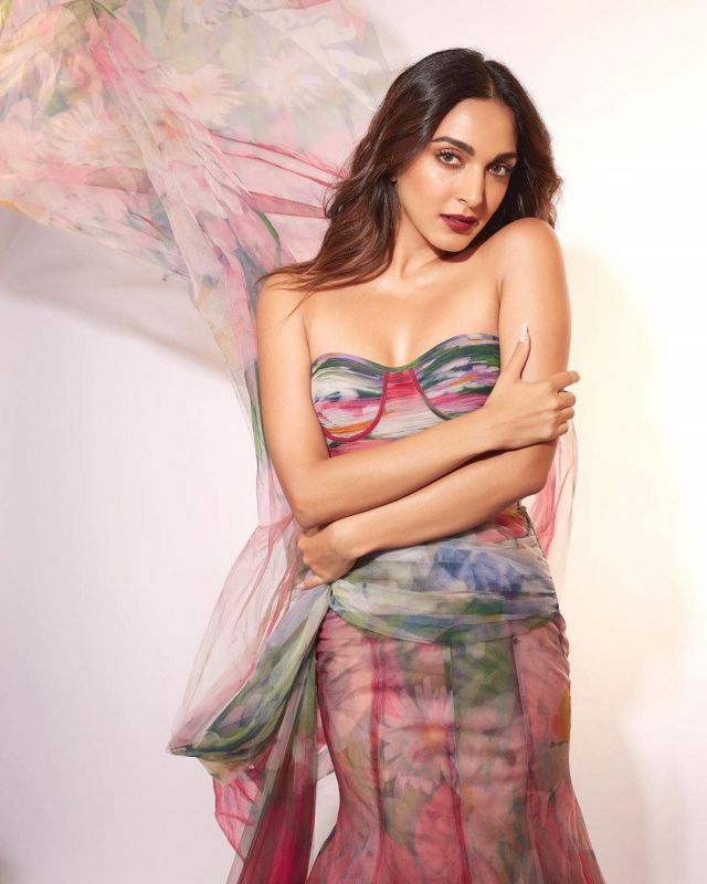 A Splash of Colors: Kiara Advani Radiates Grace in Multicolored Ensemble