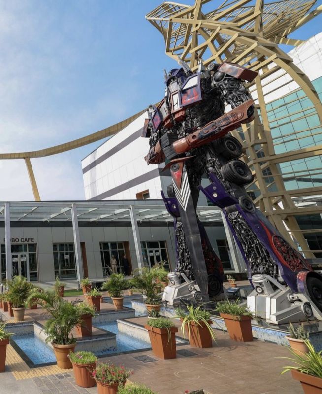 PM Narendra Modi Visits Ahmedabad's Science City, Receives Tea Served by a Robot