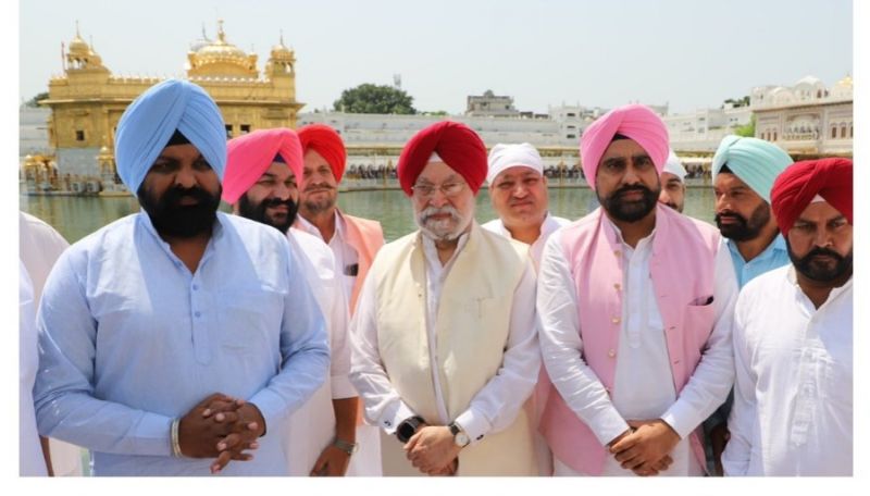 Union Minister Hardeep Singh Puri Pays Obeisance at Golden Temple in Amritsar
