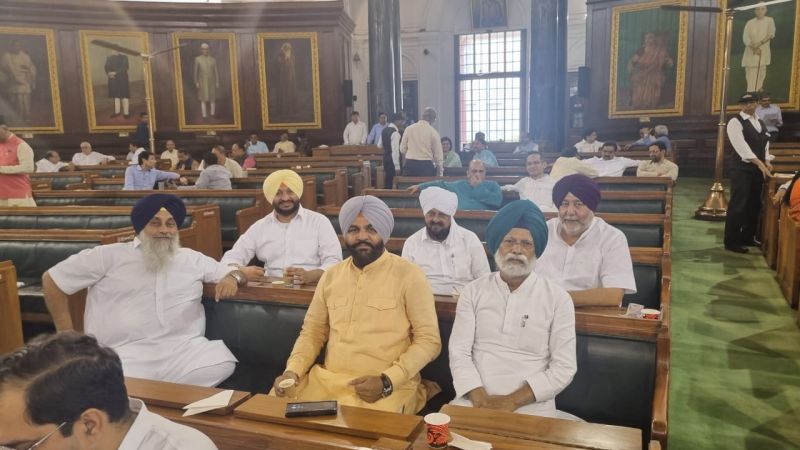 Gurjeet Aujla Capture Moments with Sonia Gandhi & Lok Sabha Members on Old Parliament's Final Day
