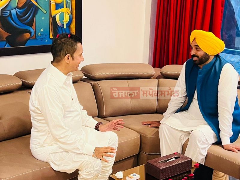 Bollywood's Famous Singer Sukhwinder Singh Welcomed CM Bhagwant Mann with traditional customs at his Home
