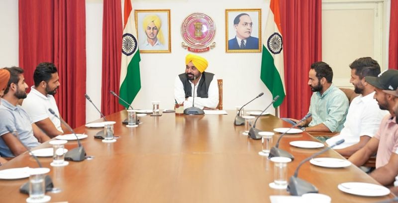 Punjab Chief Minister Bhagwant Mann & Sports Minister Meet Hayer meets the Team India players after victory in the Asian Hockey Championship. The leaders said- Our government is fully committed to provide a good environment and all kinds of support to the players. 
