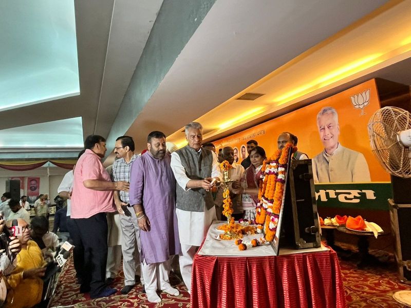 Punjab BJP Chief Sunil Jakhar Attends Meeting with Workers over Panchayat & Corporation Polls in Ludhiana 