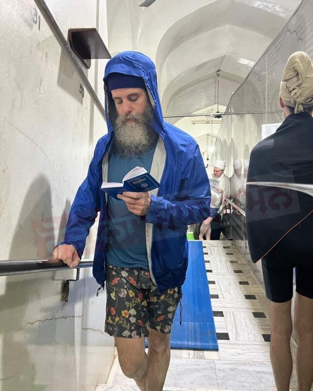 Foreign Devotees Recite Japji Sahib at Gurdwara Baoli Sahib Goindwal