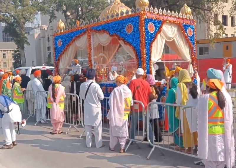 Massive Nagar kirtan was taken out in Winnipeg city of Canada to Mark 419th Prakash Purab of Dhan Sri Guru Granth Sahib Ji. 'Langar' was organised for the people. Foreigners attended the event wearing turban. See Pics.
