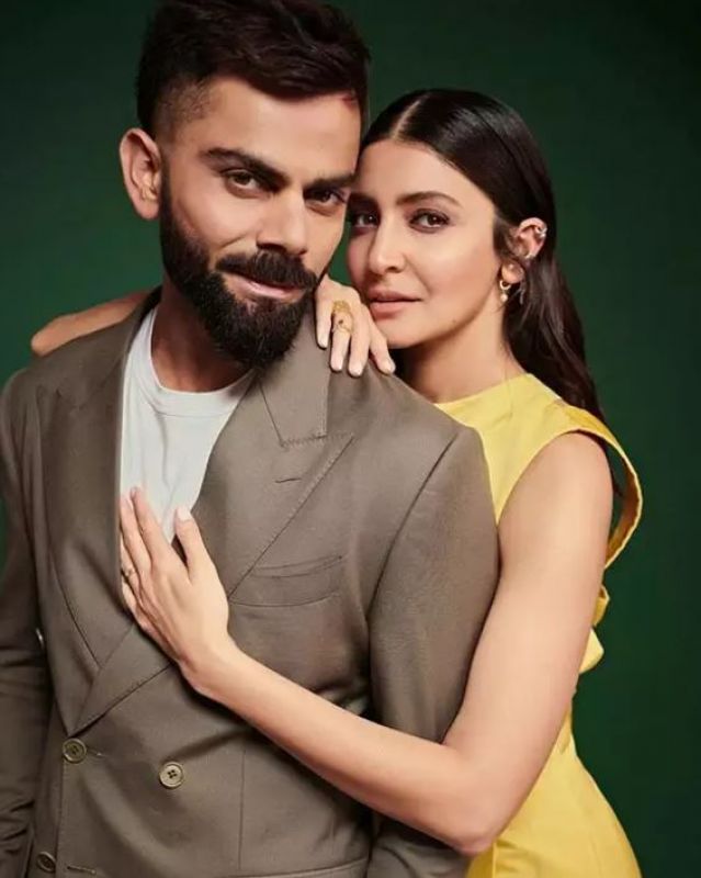 Anushka Sharma and Virat Kohli poses together 