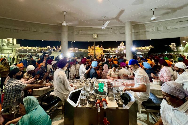 Congress Leader Rahul Gandhi Performs Sewa at Sri Harmandir Sahib