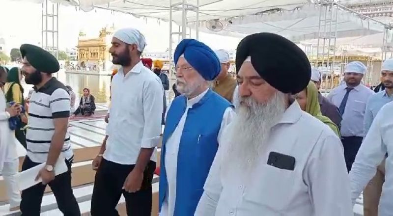 Union Minister Hardeep Puri Pays Obeisance at Golden Temple
