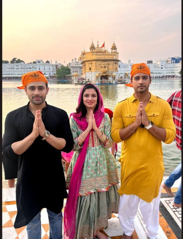 Film 'Yaariyan 2' Team Pays Obeisance at Golden Temple 