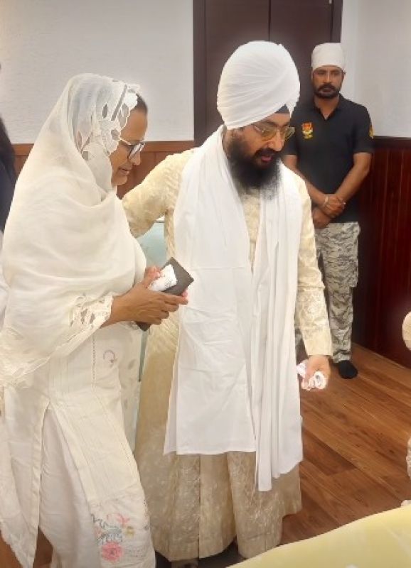 Late Punjabi Singer/Rapper Sidhu Moose Wala's Parents Balkaur singh, Charan Kaur Meet Ranjit Singh Dhadrianwale
