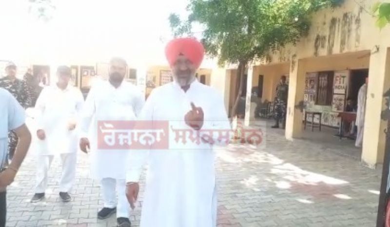 Congress MLA Pargat Singh casts vote 